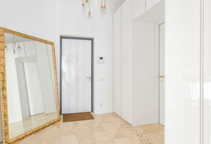 Puertas blancas con suelo beige en el interior