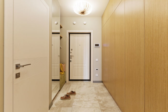 Puertas blancas con suelo beige en el interior