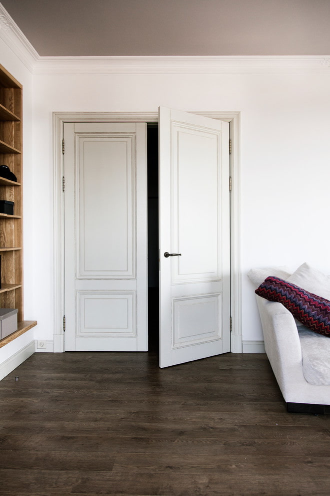 Puertas blancas con suelo oscuro