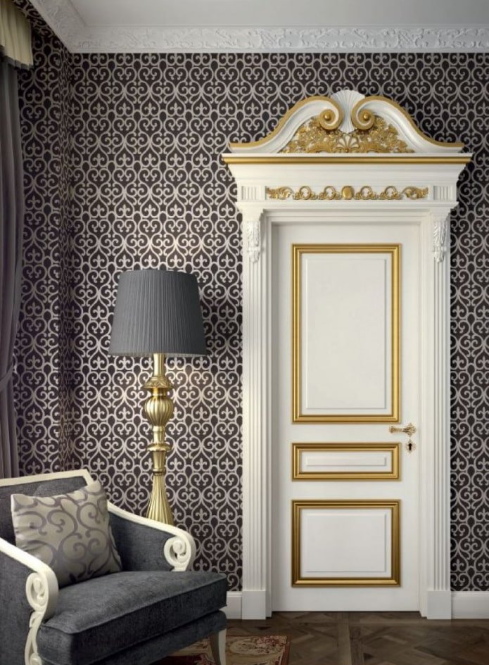 Puertas blancas y doradas en el interior