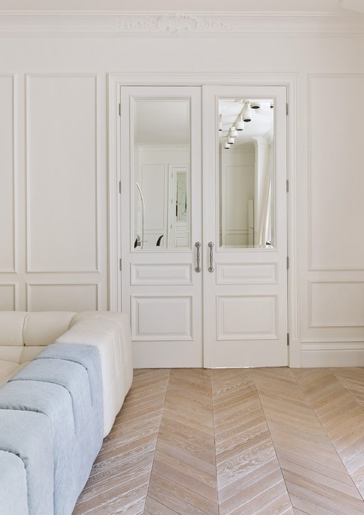 Puertas blancas con insertos de espejo en el interior