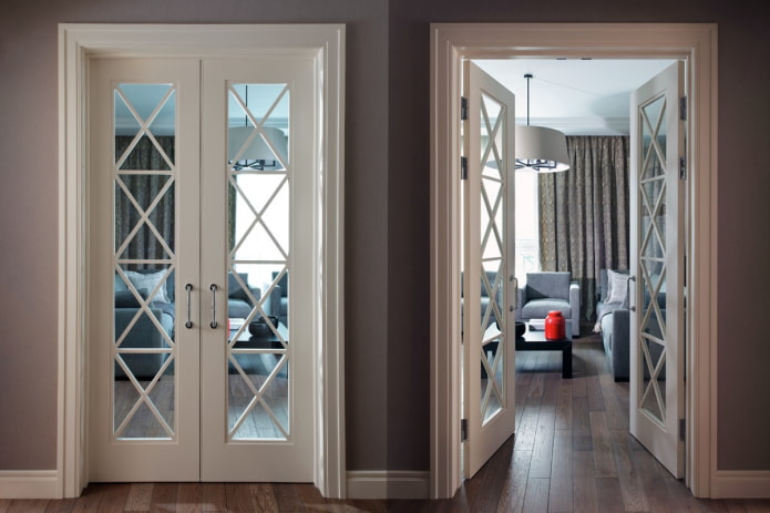 puertas blancas con un diseño en el interior