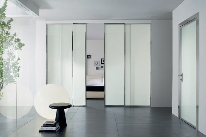 Puertas blancas en interiores de estilo alta tecnología