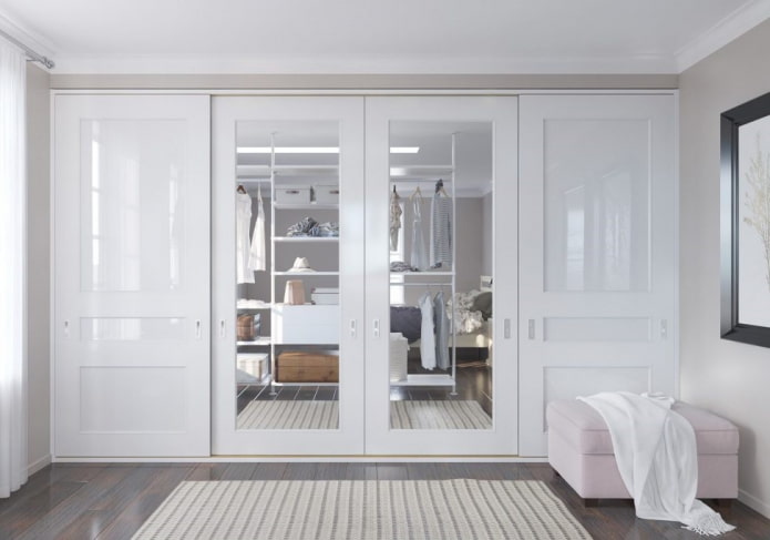 Puertas blancas en el interior del vestidor