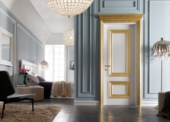 Puertas blancas y doradas en el interior