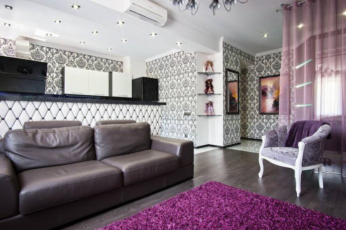 Sala de estar con papel pintado blanco y negro