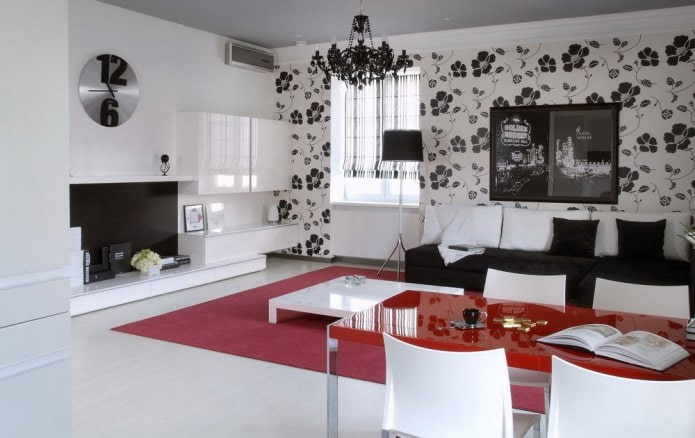 Papel pintado en blanco y negro en el interior del salón