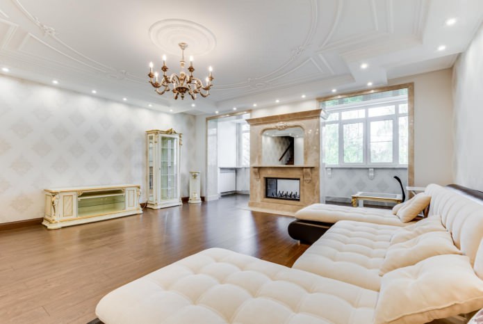 Sala de estar de estilo clásico con papel pintado blanco