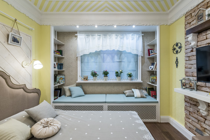 Cortinas cortas en una habitación infantil con alcoba