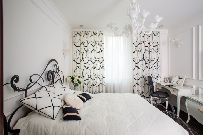 combinación de cortinas lisas con cortinas estampadas