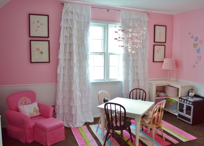 cortina con volantes en la habitación infantil