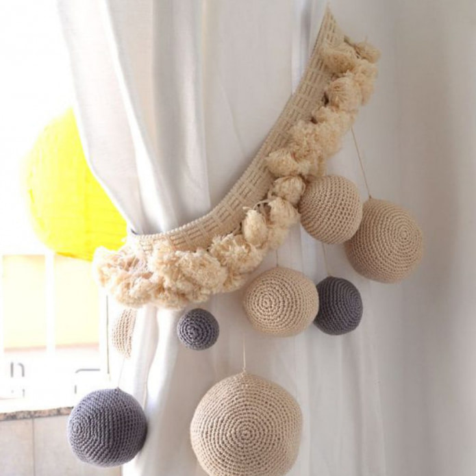 Alzapaños con pompones