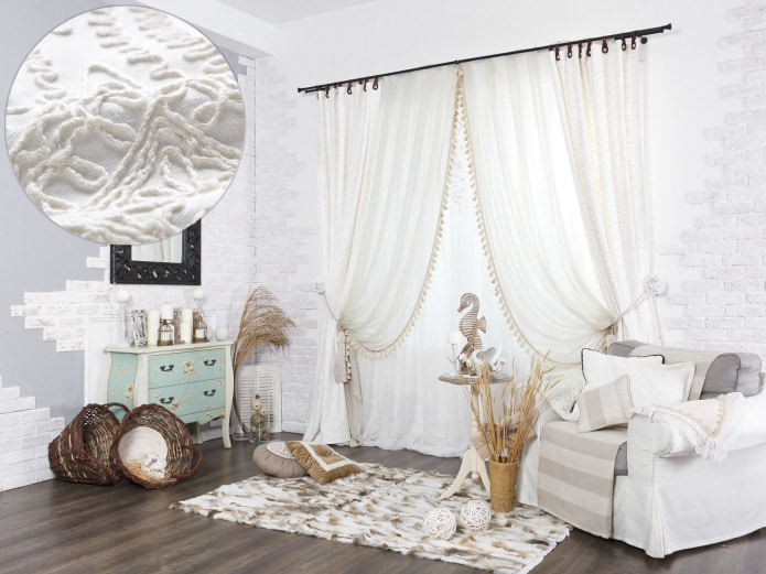 Borlas en cortinas blancas