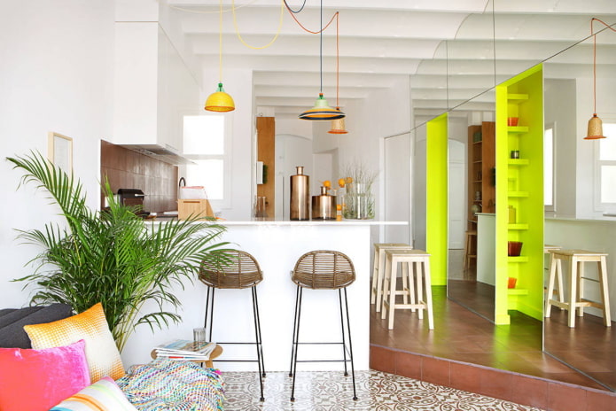 Detalles brillantes sobre blanco