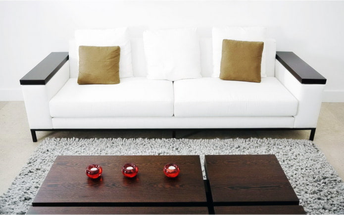 Sofá con reposabrazos de madera