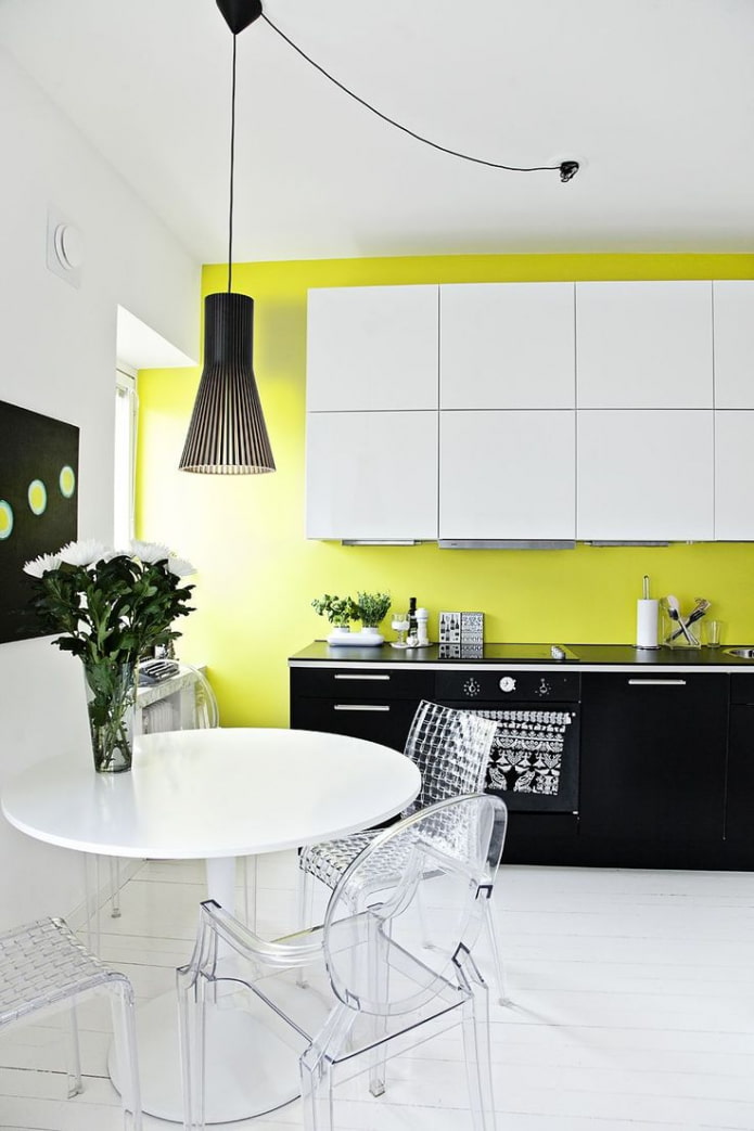 cocina blanca con amarillo