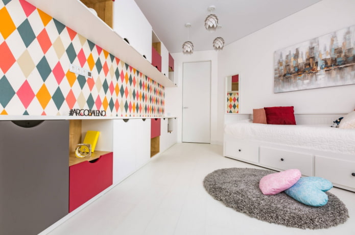 muebles brillantes en una habitación infantil