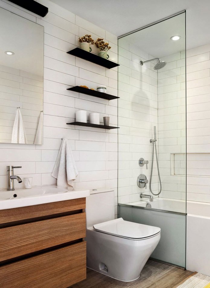 Ladrillo blanco en el interior del baño