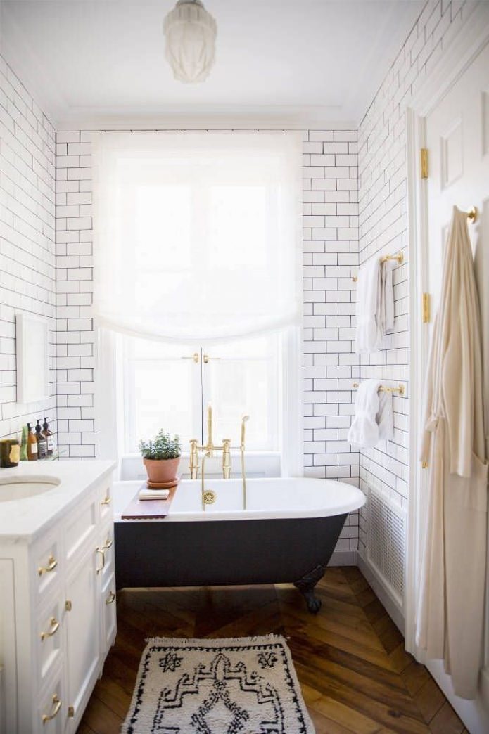 Ladrillo blanco en el interior del baño