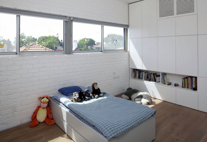 Ladrillo blanco en el interior de la habitación infantil