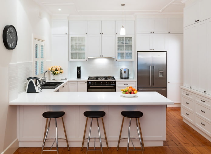 Cocina con fachadas blancas
