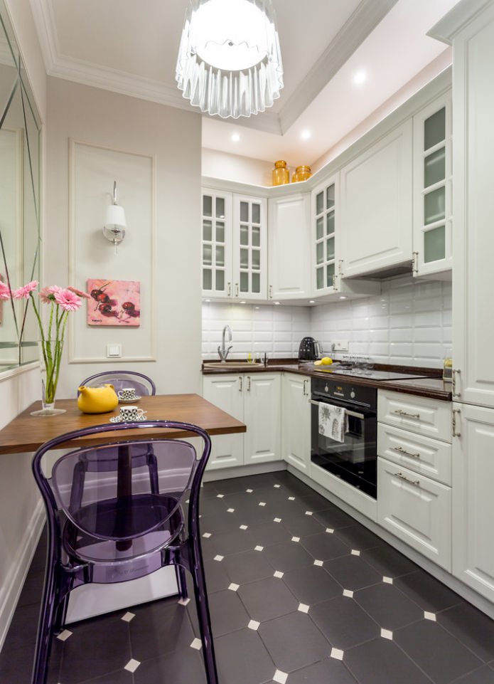iluminación en la cocina con un conjunto blanco