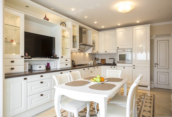 conjunto de cocina blanco con insertos de vidrio