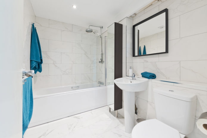 azulejos blancos en el suelo del baño