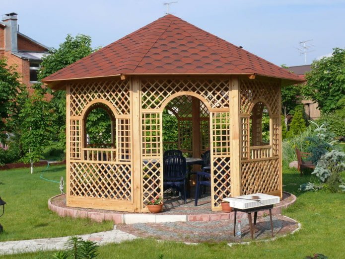 cenador de listones en el jardín