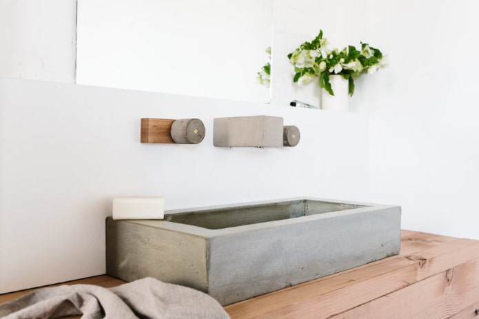 lavabo sobre una encimera de madera
