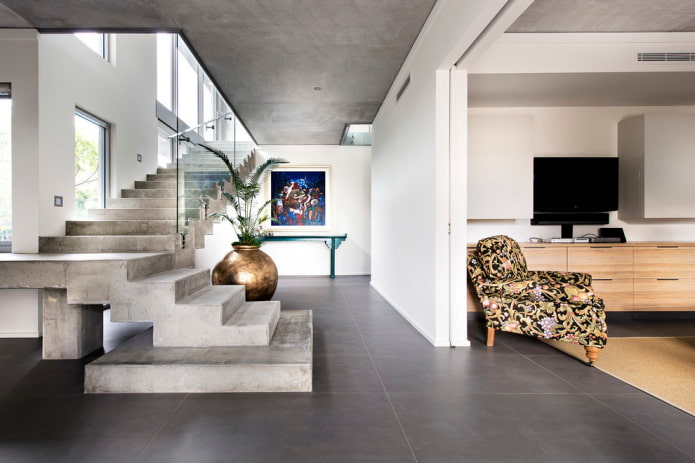 escalera de hormigón en la Interior de la casa