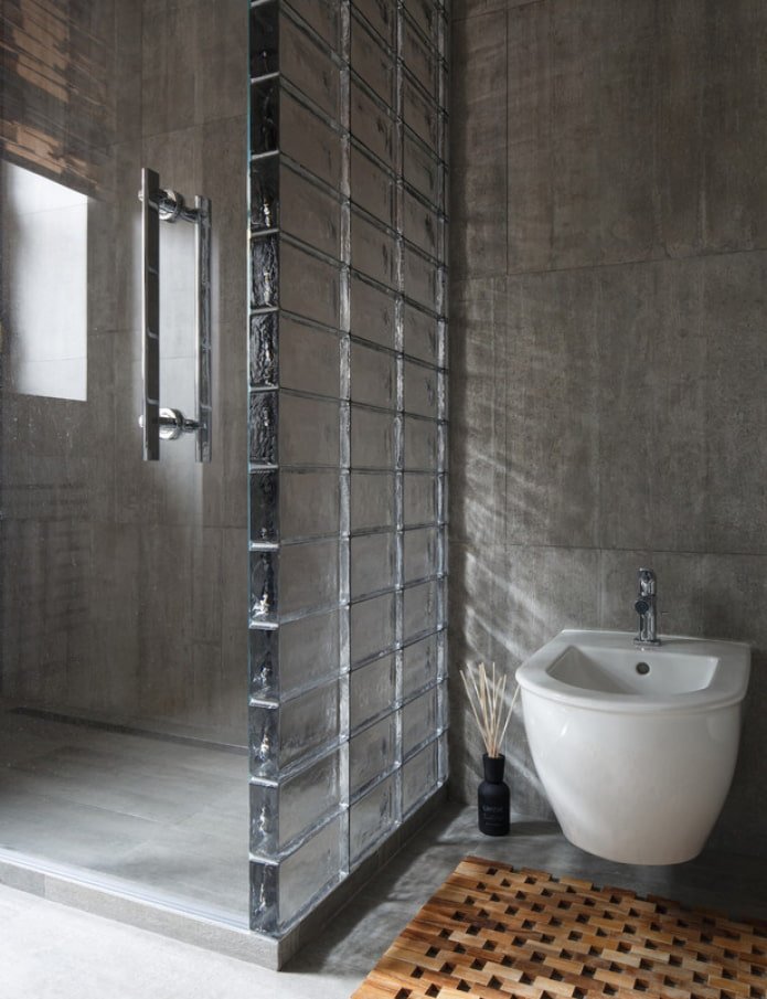 vidrio y concreto en el baño
