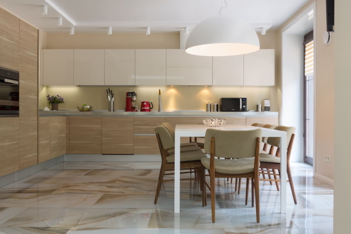 Muebles y electrodomésticos en la cocina en tonos beige