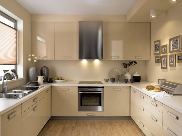 Muebles y electrodomésticos en el interior de la cocina en tonos beige