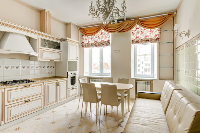cortinas en el interior de la cocina en tonos beige