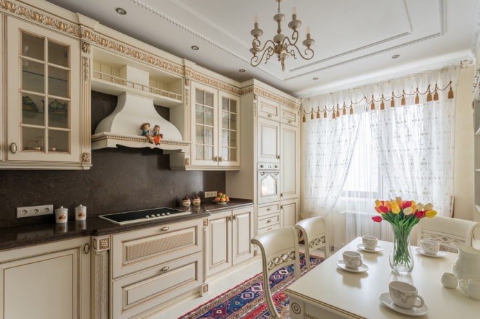 cortinas en el interior de la cocina en tonos beige