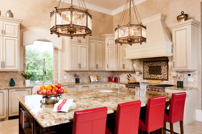 Interior de cocina beige con detalles brillantes