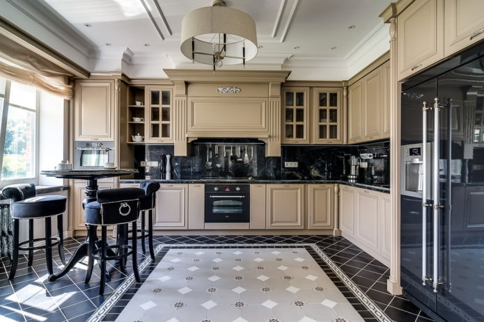 Muebles y electrodomésticos en la cocina en tonos beige