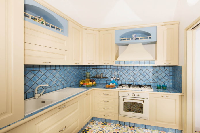 Interior de cocina beige con detalles brillantes