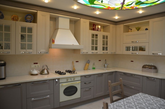 Interior de cocina en tonos gris-beige