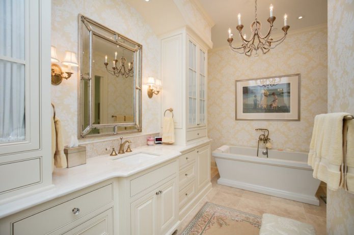 Papel pintado con estampados en un baño clásico