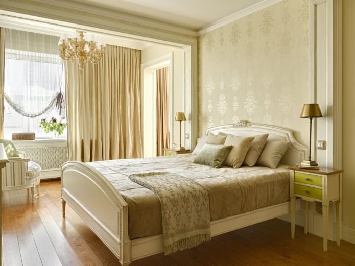 Papel pintado beige en un dormitorio clásico