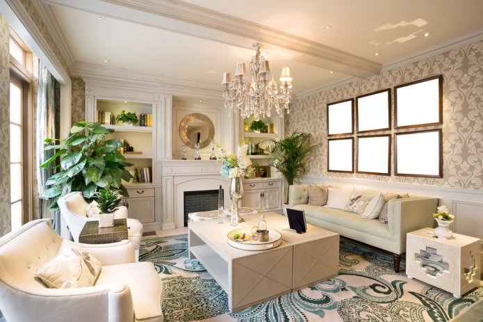 Papel pintado beige en el interior de la sala de estar de estilo clásico