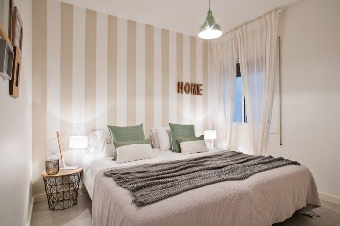 Cortinas color leche con papel pintado beige en el dormitorio