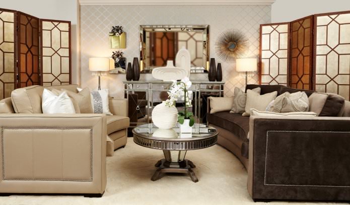 Papel pintado beige con estampado en el interior del salón