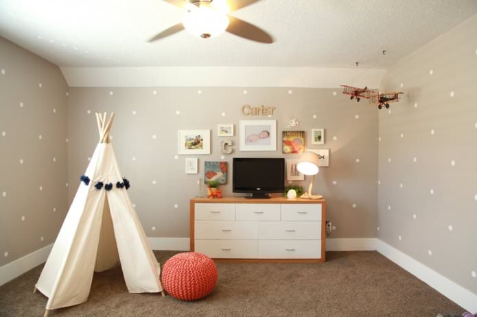 Papel pintado beige de lunares en la habitación infantil
