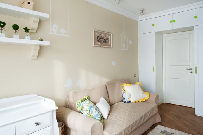 Papel pintado beige con estampado en la habitación infantil