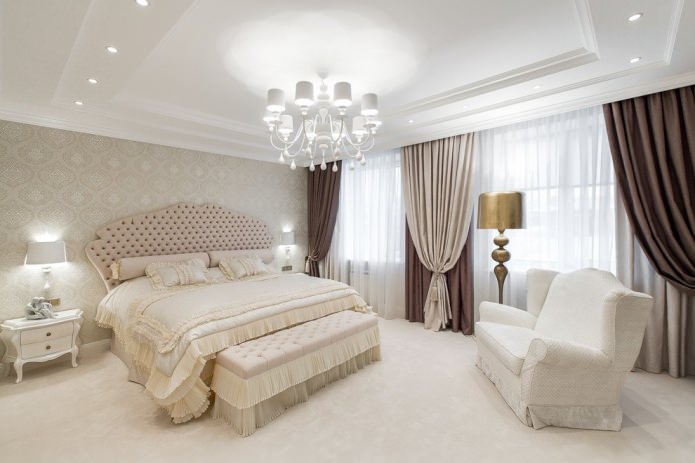 Cortinas marrones y beige con papel pintado beige en el interior del dormitorio