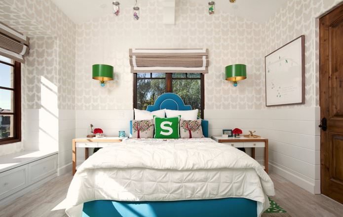 papel pintado beige con un patrón en el dormitorio