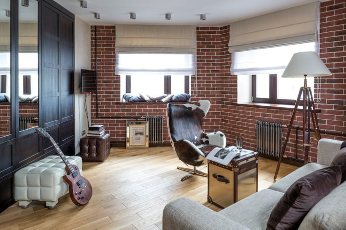 interior estilo loft con persianas romanas